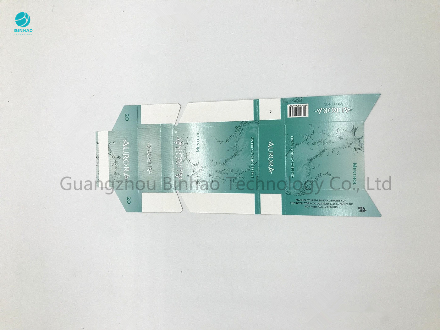 Paquetes verdes de las cajas de cigarrillo de la cartulina con marca